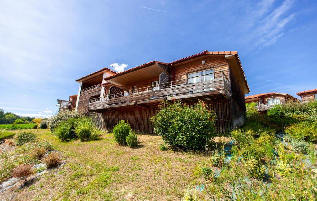 Slide Clusters of wooden hamlet houses in the heart of the Hameau de la Chalosse in Cassen
