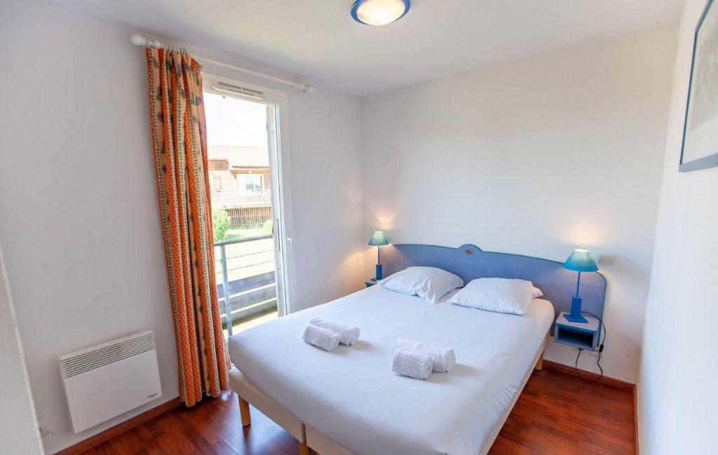 Slide Main double bedroom in the 6-person accommodation at the Hameau de la Chalosse in Cassen