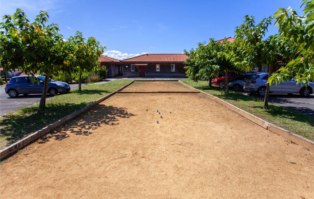 Slide Pétanque court available at the Hameau de la Chalosse in Cassen