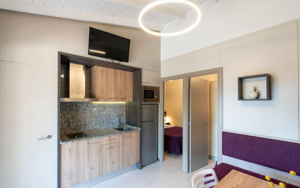 Slide Built-in kitchen open to the living room, fully equipped, in a Premium Bungalow at Camping del Mar 4* in Malgrat de Mar