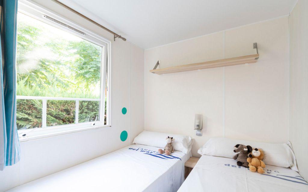 Slide Second bedroom with two single beds, perfect as a children’s room, in a mobile home at Camping del Mar 4* in Malgrat de Mar