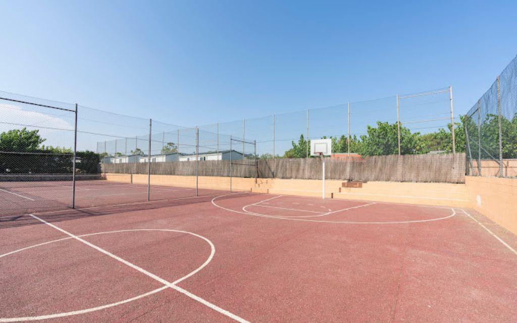Slide Basketball court with free access at Camping del Mar 4* in Malgrat de Mar