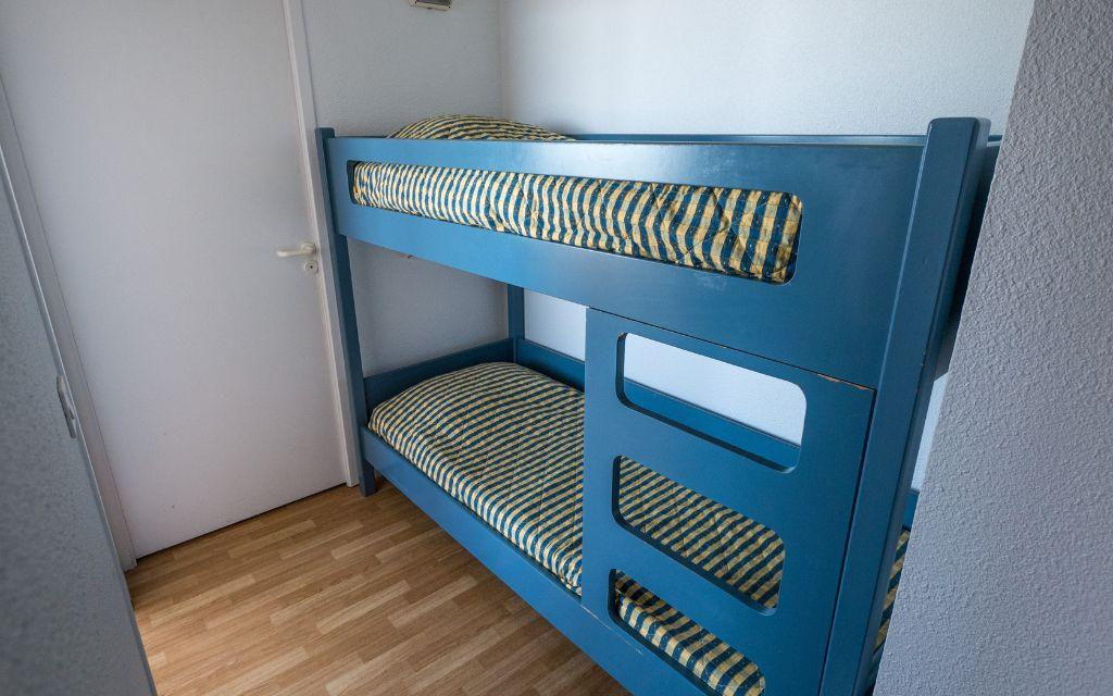 Slide Cabin area with bunk beds in a studio at the Eugénie residence in Biarritz