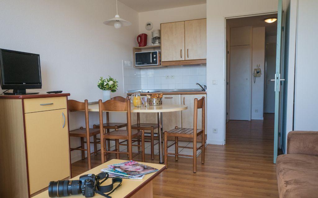 Slide Living room with open kitchen in an Ilbarritz apartment
