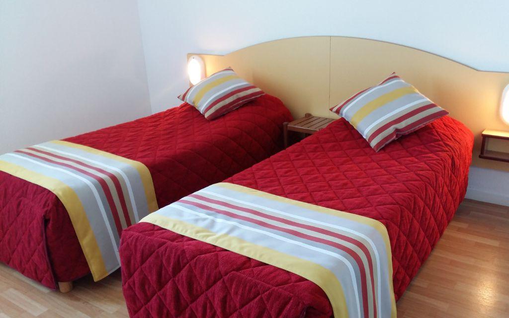 Slide Bedroom with two single beds in a unit at the Ilbarritz residence