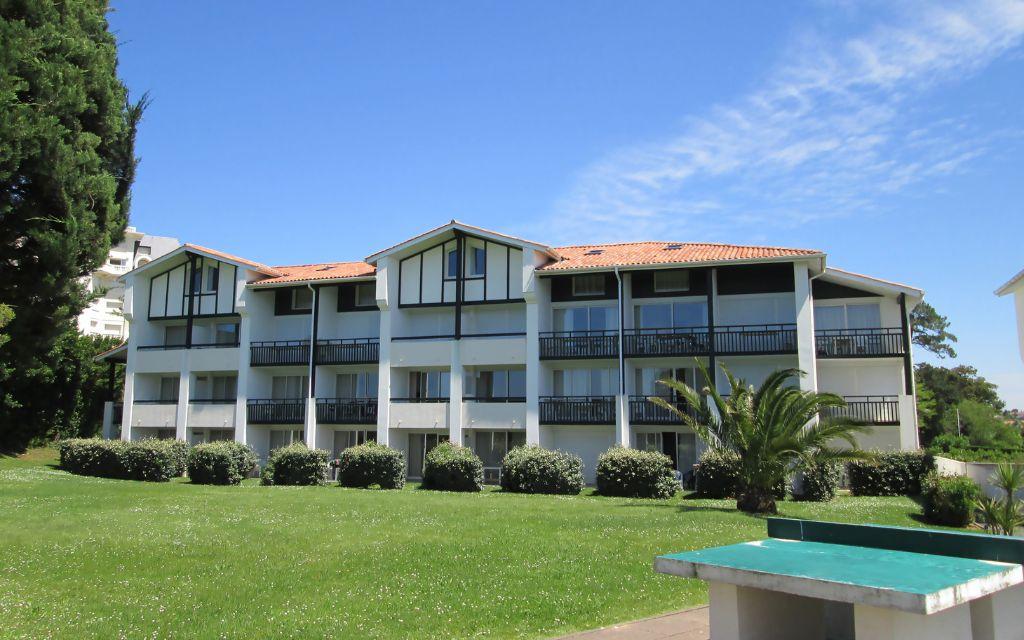 Slide Exterior of the Ilbarritz residence in Bidart with a table tennis area