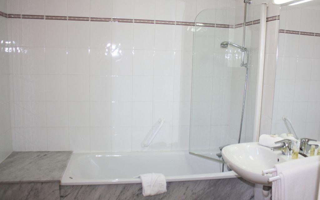 Slide Bathroom with bathtub in a Soko Eder residence apartment in Ciboure