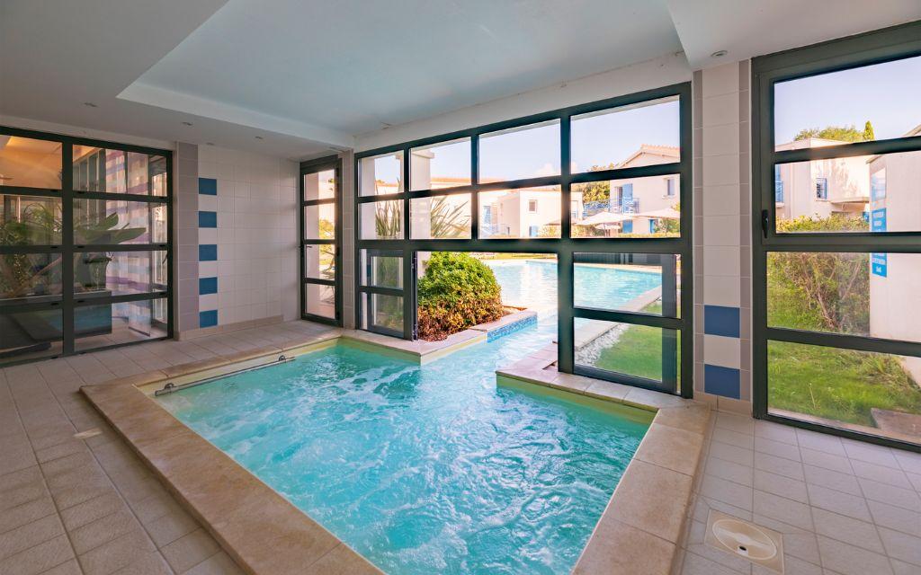 Slide Espace aquatique intérieur avec bains à remous pour des moments de détente à la résidence Les Carrelets à Saint-Palais-sur-Mer