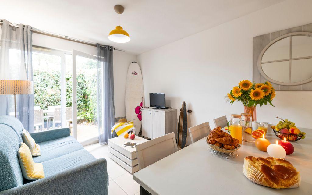 Slide Salon typique d'un logement à la résidence Les Carrelets avec TV et salon équipé