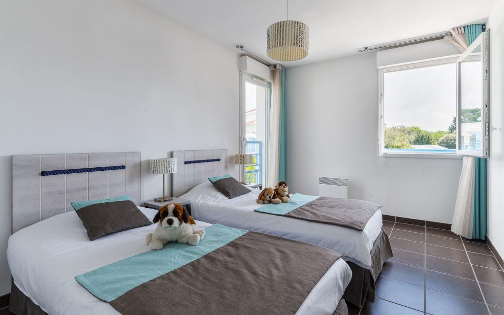 Slide Bedroom with two single beds, perfect for children, in the Les Carrelets apartments in Saint-Palais-sur-Mer