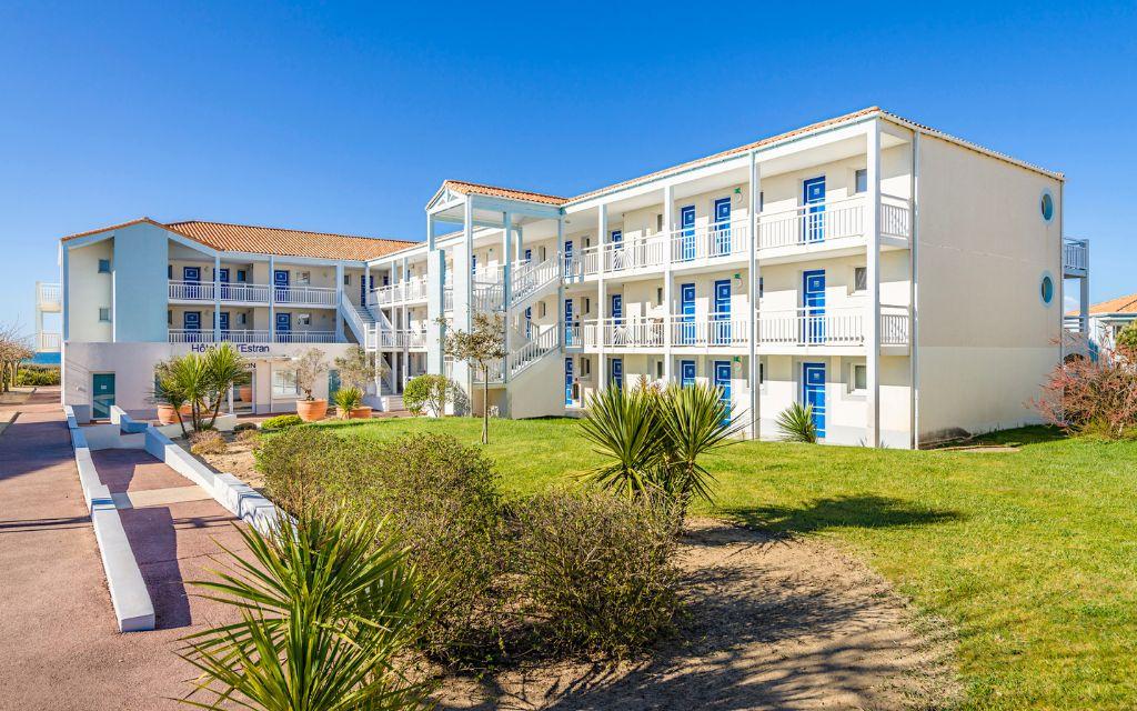 Slide Vue d'ensemble de la résidence l'estran aux Sables-d'Olonne avec accès à la réception et aux bâtiments