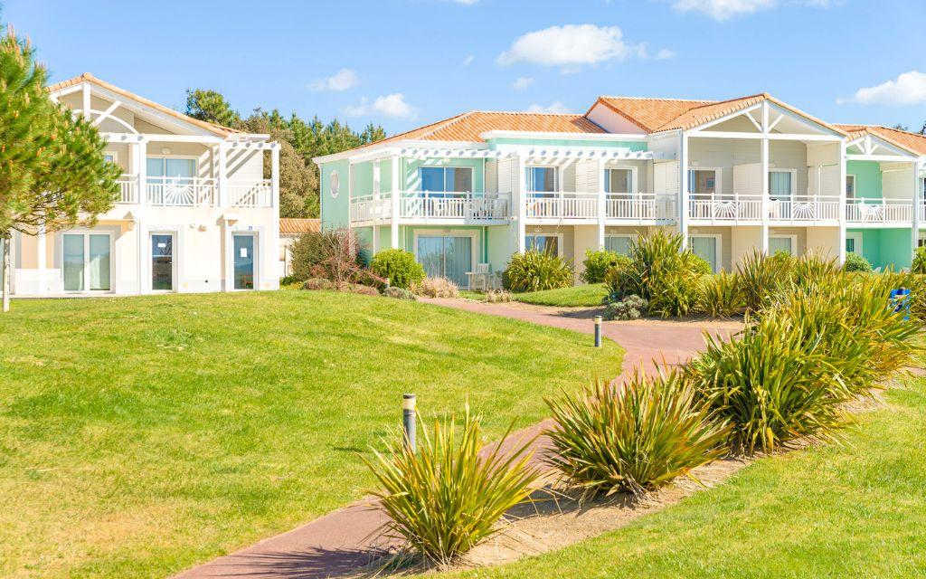 Slide Apartments at the L’Estran residence in Les Sables-d’Olonne set within single-storey buildings, some with lift access
