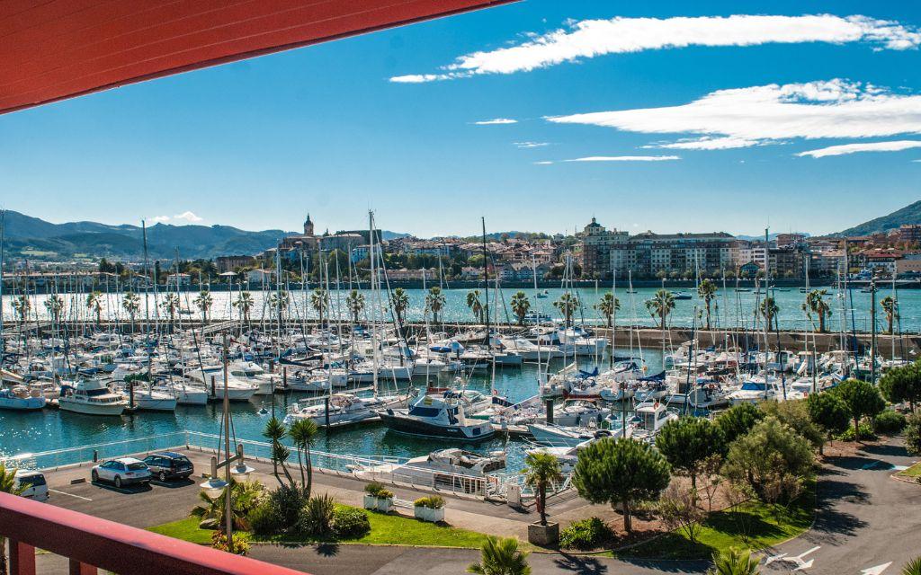 Slide Vue depuis le balcon d’un appartement  de la résidence Sokoburu sur le port de Hendaye