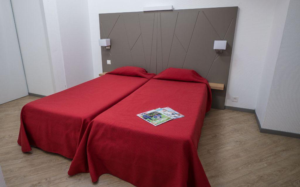 Slide Chambre avec deux lits simples au sein d’un appartement de la résidence Sokoburu à Hendaye