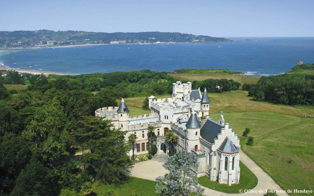 Slide Vue aérienne du château de Hendaye non loin de a résidence Sokoburu