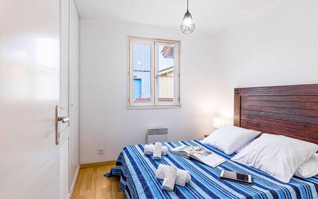 Slide Ground-floor double bedroom in the 4- and 6-person apartments at the Les Rives Marines residence in Le Teich