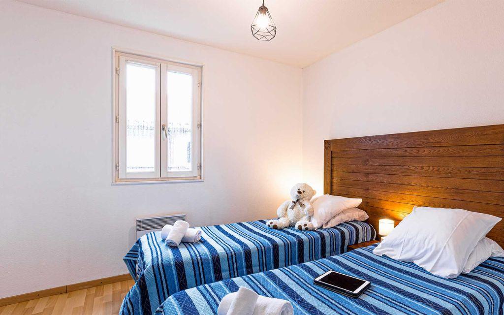 Slide Children’s bedroom with two single beds in the apartments at Les Rives Marines in Le Teich