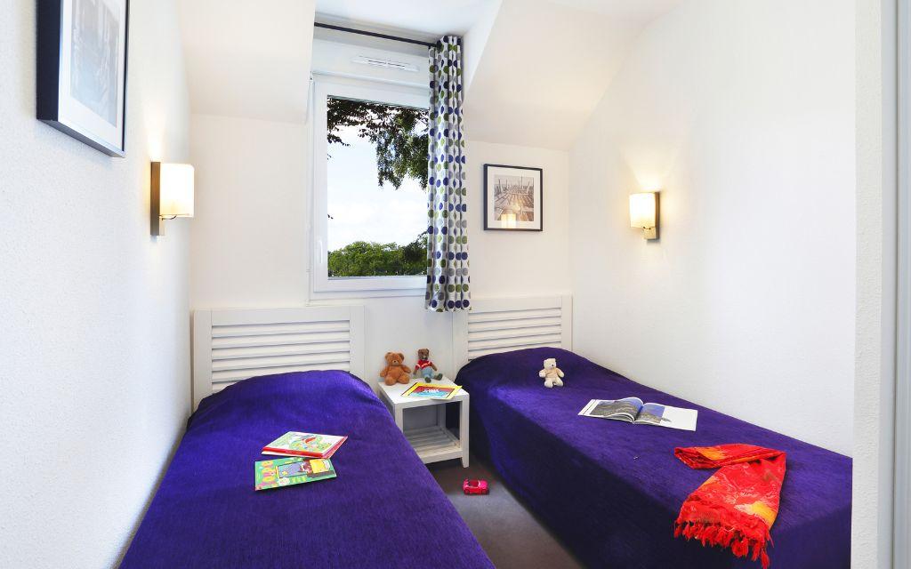 Slide Chambre avec deux lits simples dans un logement du Domaine de la Baie en Bretagne