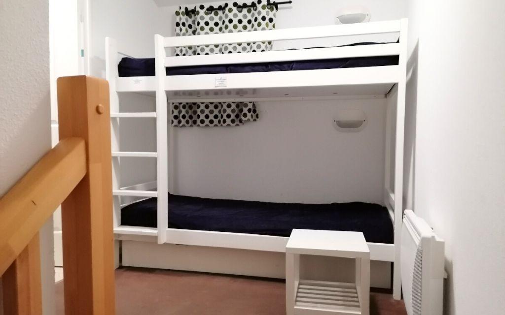 Slide Coin nuit avec deux lits superposés dans une maisonnette du Domaine de la Baie à Audierne