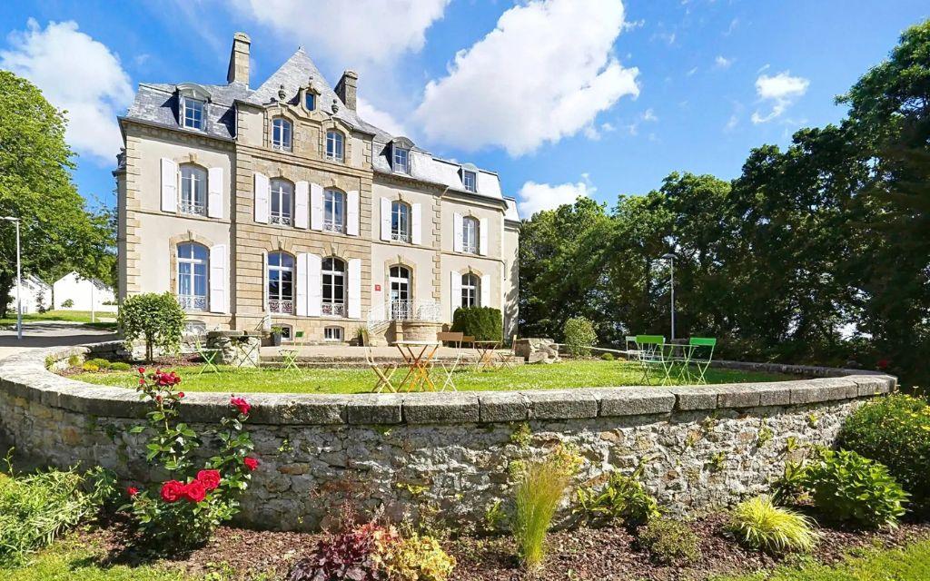 Slide Reception area of the Domaine de la Baie in Audierne, set in a château with a flower-filled parterre