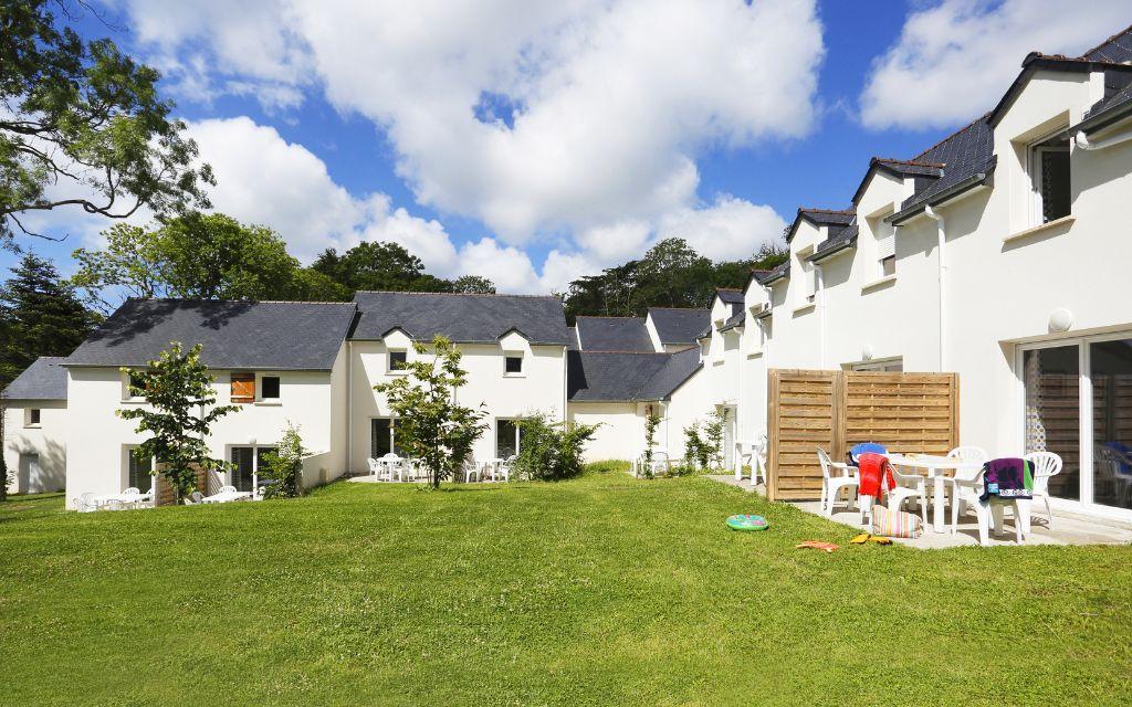 Slide Overall view of the cottages at the Domaine de la Baie in Audierne, featuring outdoor terraces and garden furniture