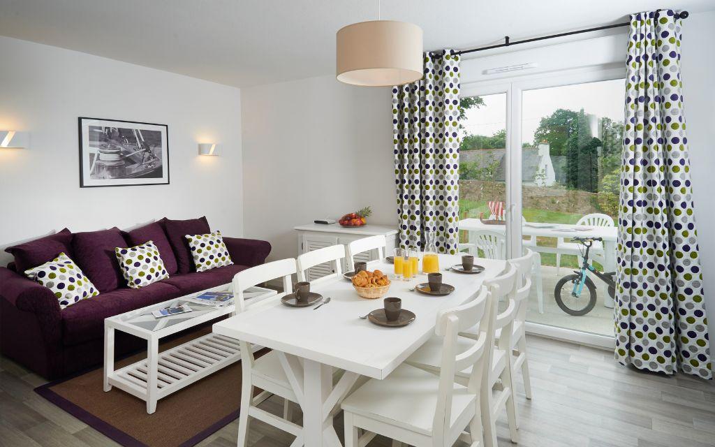 Slide Living room and dining area for six guests at the Domaine de la Baie in Audierne