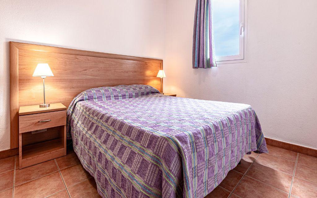 Slide Chambre lit double confort et spacieuse  dans l'un des appartements de la résidence Sognu Di Rena à Moriani-Plage