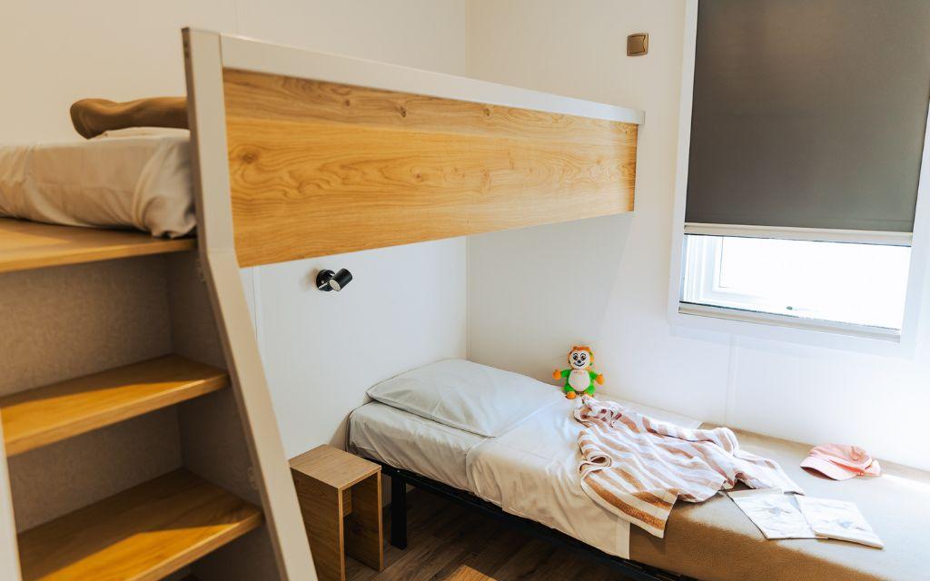 Slide Chambre avec un lit superposé idéal pour une chambre d'enfants dans les cottages six personnes au camping Tropicana à Saint-Jean-de-Monts en Vendée