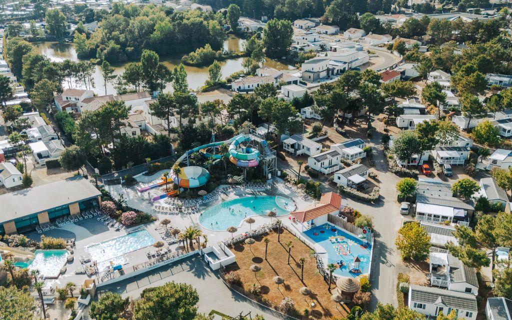 Slide Camping Le Tropicana avec toboggans en spirales, parc aquatique, animations et terrain multisport à Saint-Jean-de-Monts en Vendée