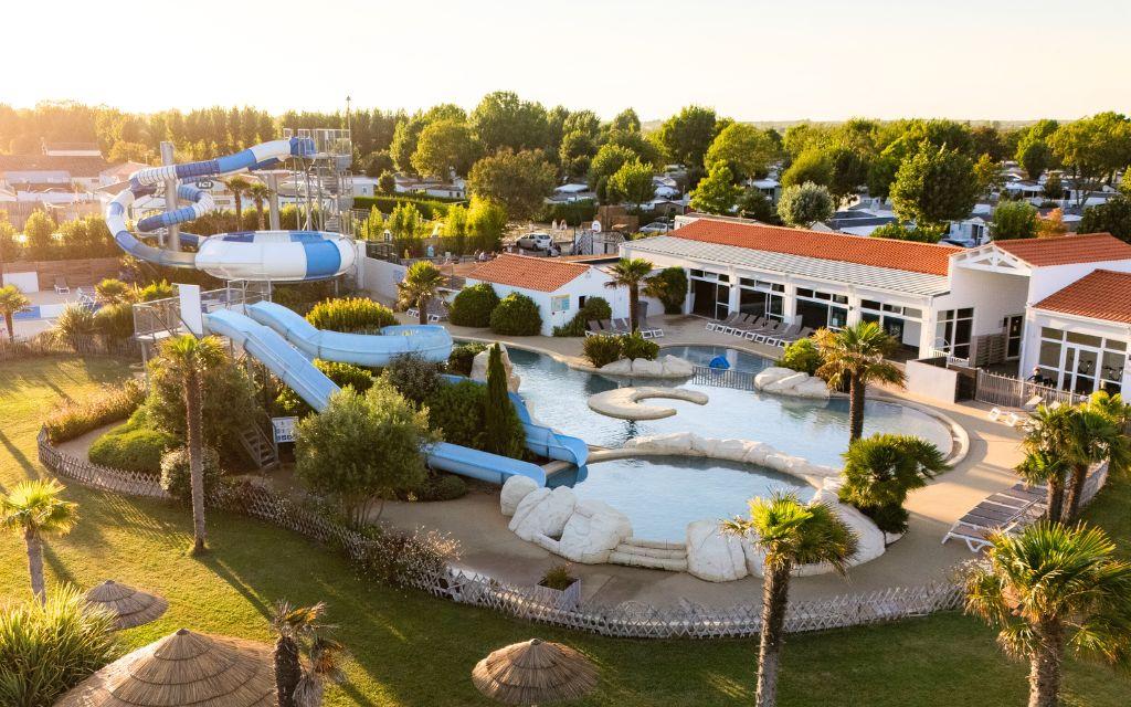 Slide Vue globale le matin de l’espace aquatique 1 500 m² du camping les places dorées