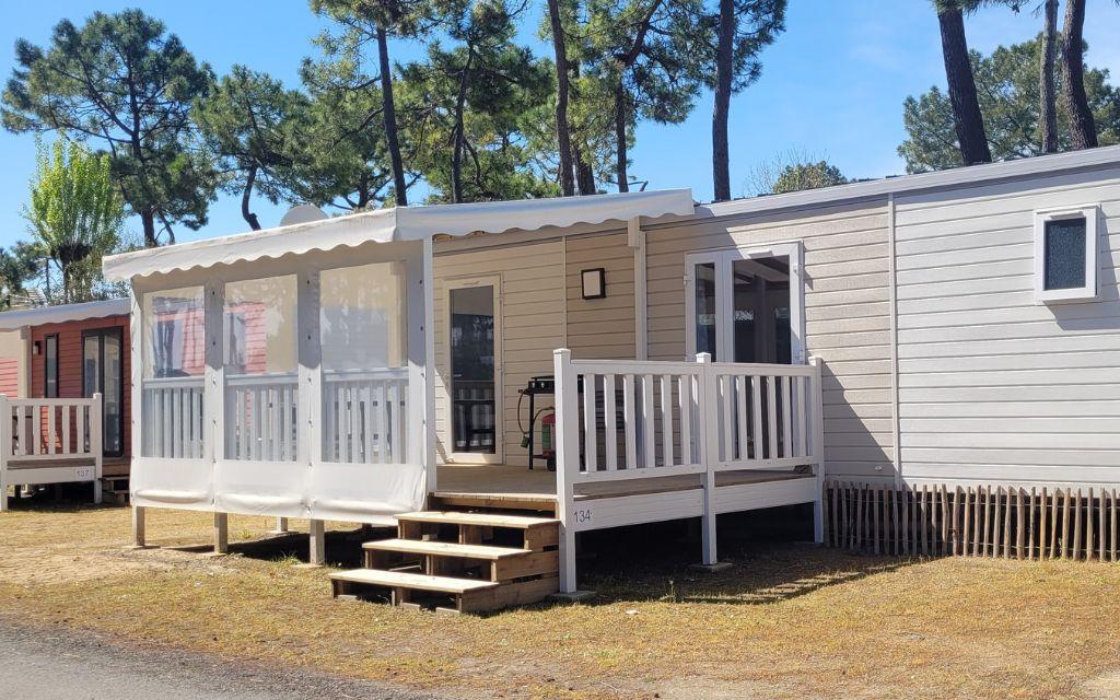 Slide Cottage premium 4 personnes vue de l’extérieur au camping les places dorées*****