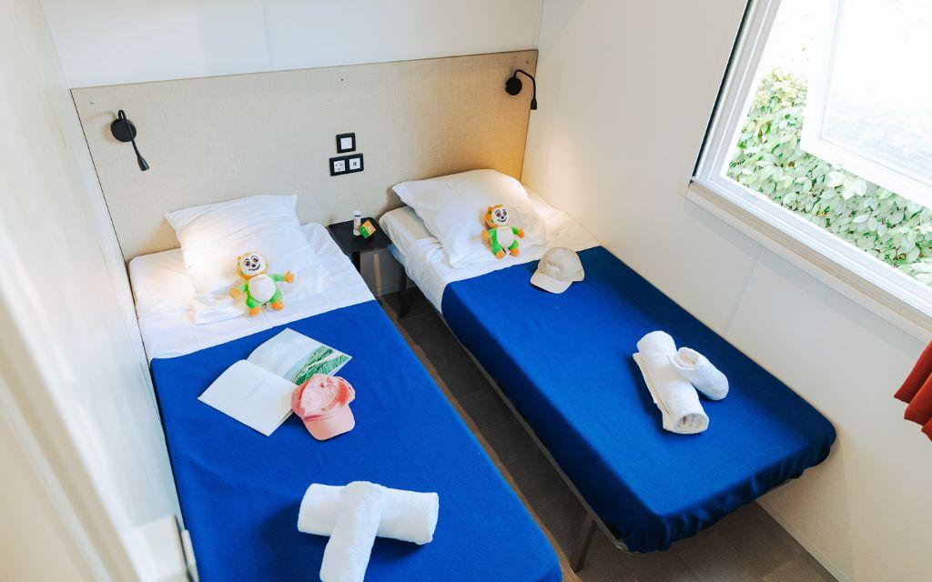 Slide Chambres avec deux lits simple au sein du cottage premium 4 personnes du camping les places dorées*****
