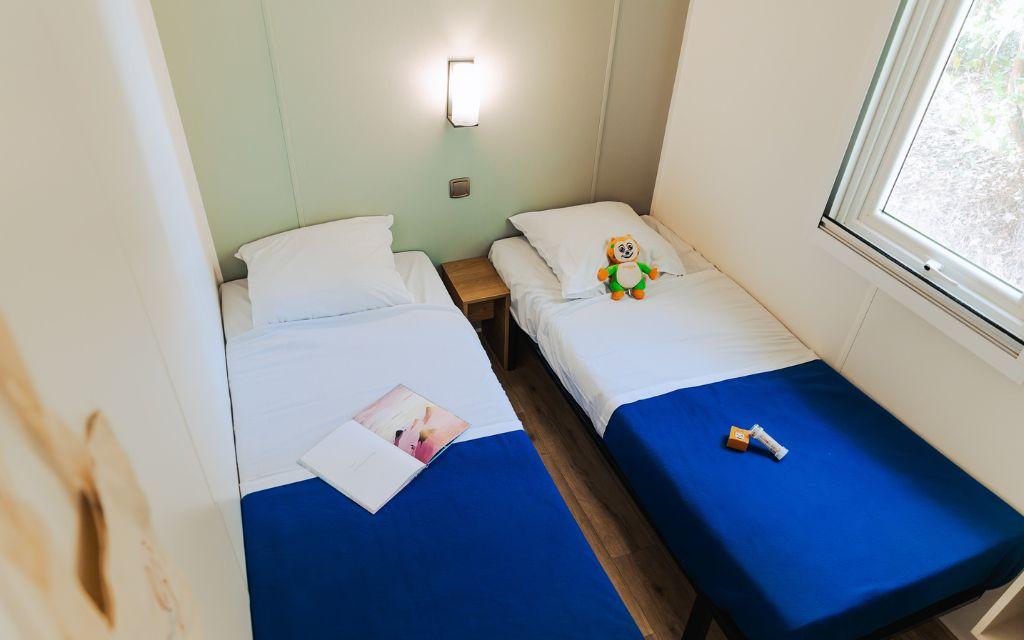 Slide Chambre pour deux enfants dans le camping les places dorées*****