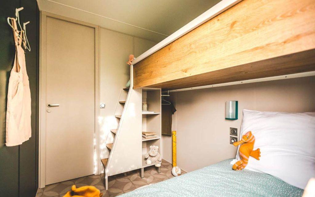 Slide Chambre avec deux lits simples et un lit en haut au sein du cottage premium 6 personnes au camping les places dorées*****