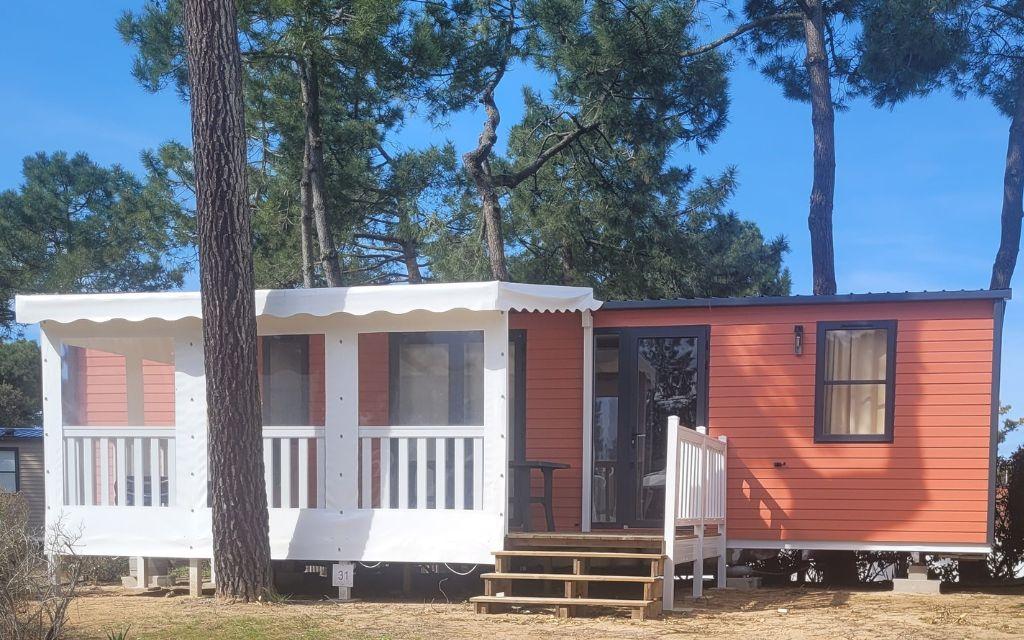 Slide Exterior of the Premium 6-person cottage at Les Places Dorées***** campsite