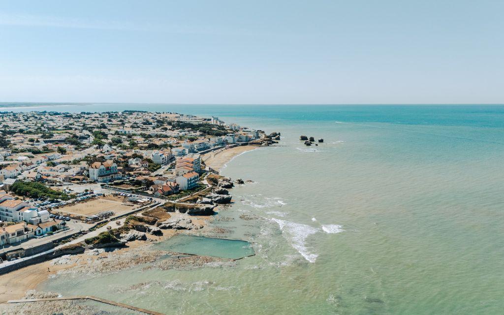 Slide Aerial view of the Saint-Jean-de-Monts coastline from an aircraft