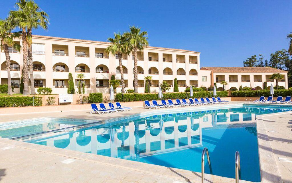 Slide Deuxième piscine extérieure non chauffée devant les logements avec chaises longues à la résidence Sognu di Mare Linguizzetta