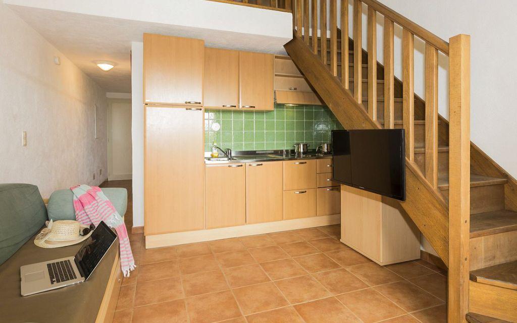 Slide Cuisine fonctionnelle et aménagée avec une crédence verte au style méditerranéen dans les appartements de la résidence Sognu di Mare à Linguizzetta