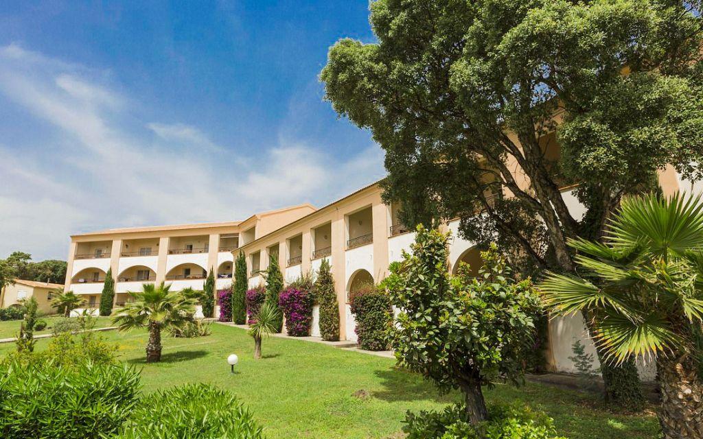 Slide Bâtiments en enfilade avec logement sur un étage donnant une vue sur les jardins de la résidence Sognu di Mare à Linguizzetta