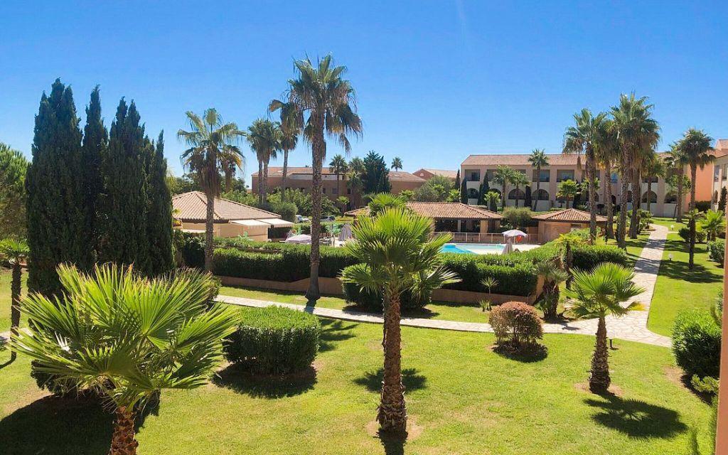 Slide Sognu di Mare residence, a well-maintained, flower-filled property with beautiful green spaces in Linguizzetta, Corsica