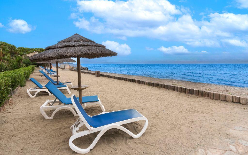 Slide Access to the private beach at the foot of the residence through the lush gardens, Sognu Di Rena, Moriani-Plage