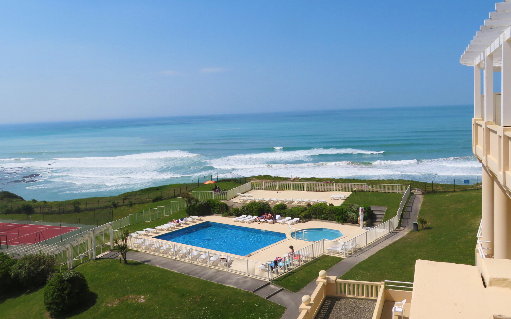 Slide Vue mer depuis la piscine extérieure de la résidence Eugénie sur la cote Basque
