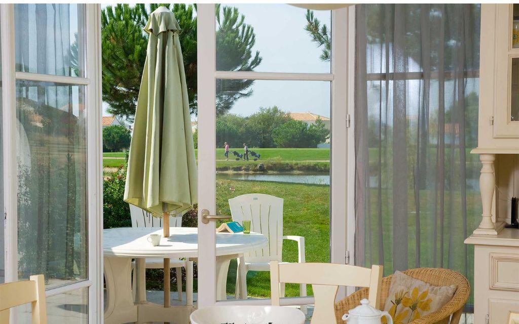Slide Vue depuis le séjour des maisons de Fontenelles en Vendée sur un jardin et sur le golf