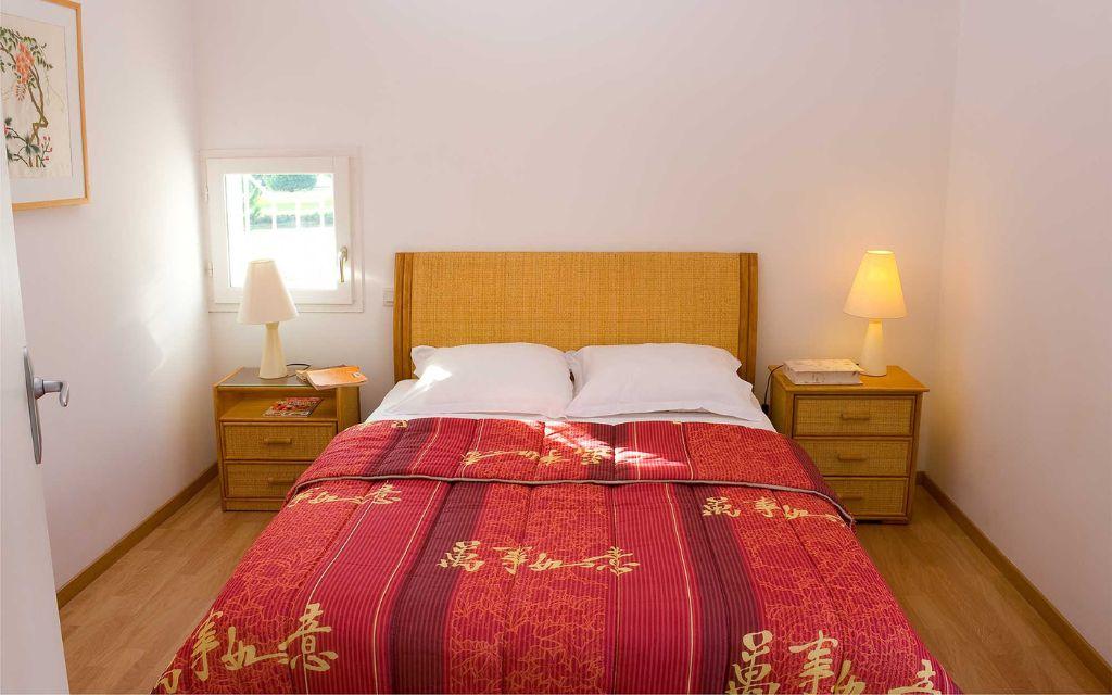 Slide Chambre avec un lit double et deux tables de chevets au sein d’une maison de Fontenelles en Vendée