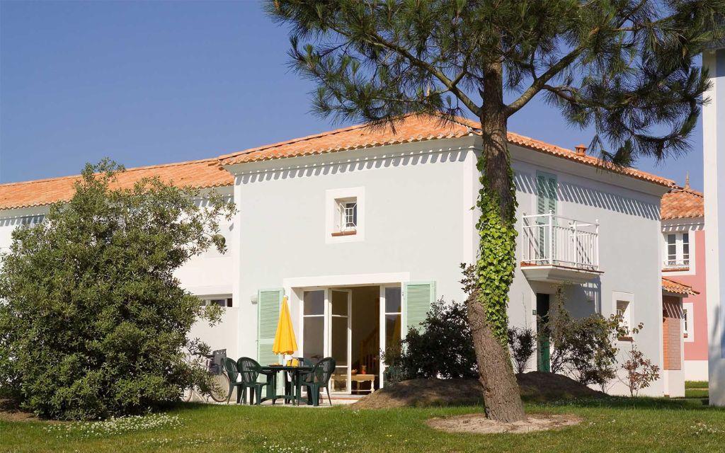 Slide Exterior of a Fontenelles house with terrace, garden, and outdoor furniture