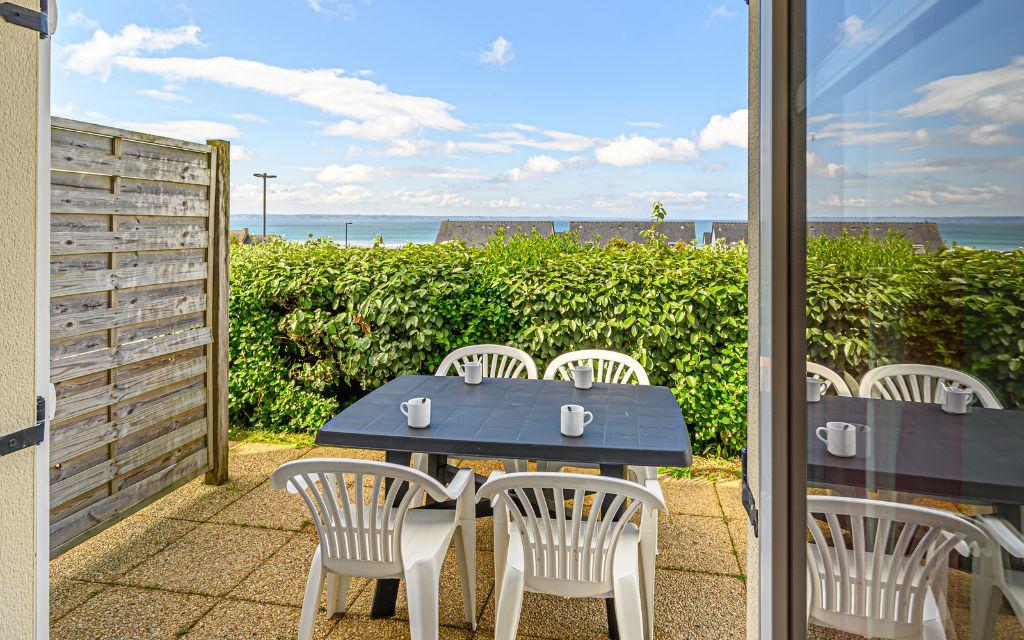 Slide Terrasses avec salon de jardin vue mer aux terrasses de Pentrez