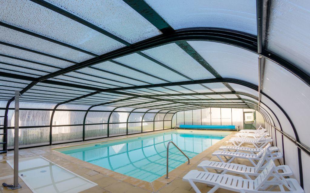 Slide Piscine couverte chauffée au sein des terrasses de Pentrez en Bretagne