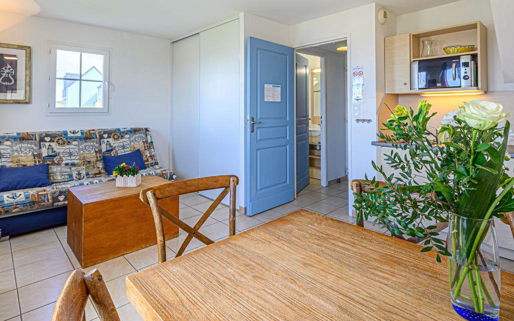 Slide Espace salle à manger avec canapé en arrière-plan aux terrasses de Pentrez en Bretagne