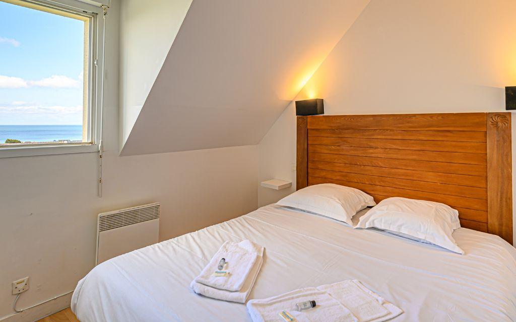 Slide Chambre avec lit double vue sur l’océan aux terrasses de Pentrez