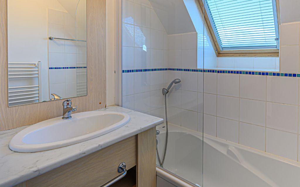 Slide Salle de bain avec baignoire et sèche-serviette à Saint-Nic